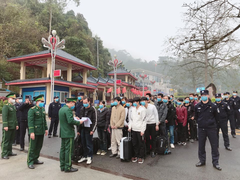 Cách ly 32 lao động trái phép tại Trung Quốc được trao trả về nước